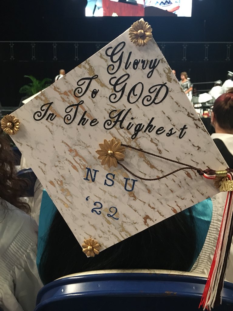 vanemichelle22's tweet photo. #PiperGradCaps2018 https://t.co/DpkfiVSVpZ