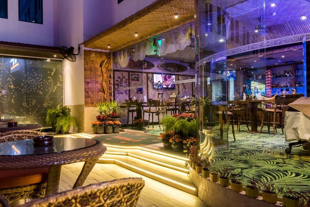 ECrystalHotel's tweet photo. Waikiki Kitchen, transforming into an elegant brasserie in the evening. #WithYouInMind https://t.co/SwdTipu1Jc