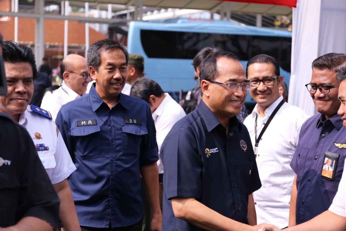 INJairports's tweet image. Hari ini Menteri Perhungan yg didampingi oleh Dirjen Perhubungan Udara melakukan kunjungan ke bandara Soekarno-Hatta @CGK_AP2 utk memeriksa kesiapan bandara dalam menyambut angkutan lebaran. Diperkirakan  9%  menggunakan pesawat udara untuk mudik tahun ini.