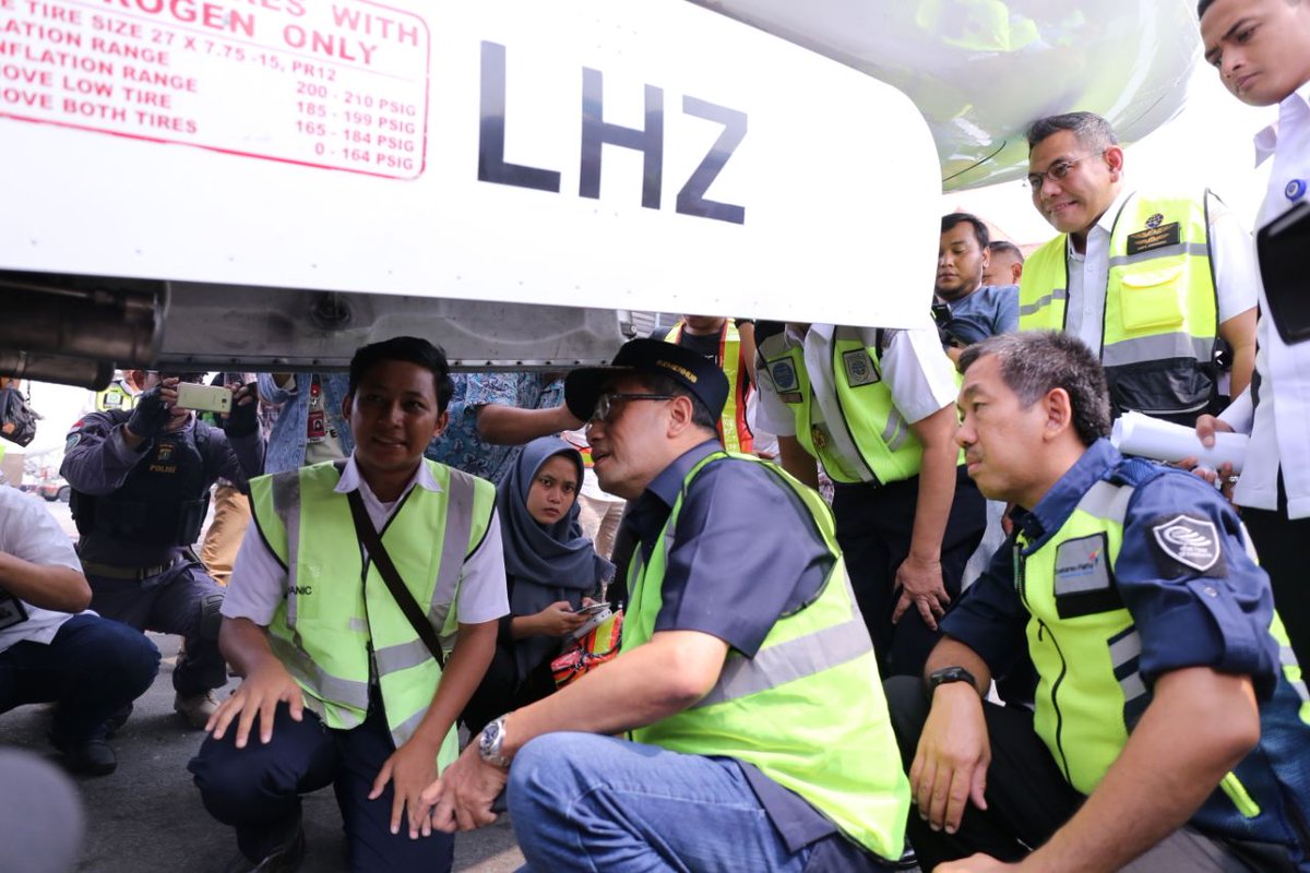 INJairports's tweet image. Hari ini Menteri Perhungan yg didampingi oleh Dirjen Perhubungan Udara melakukan kunjungan ke bandara Soekarno-Hatta @CGK_AP2 utk memeriksa kesiapan bandara dalam menyambut angkutan lebaran. Diperkirakan  9%  menggunakan pesawat udara untuk mudik tahun ini.