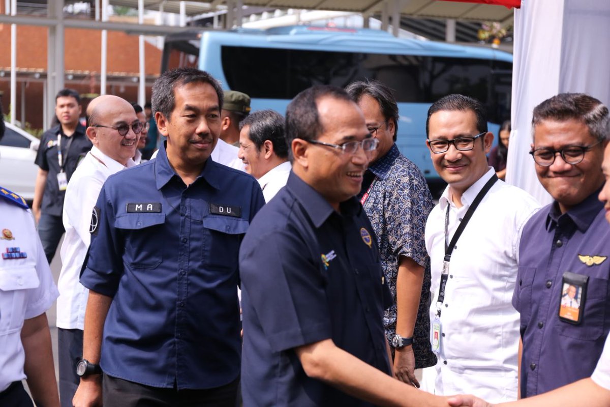 INJairports's tweet image. Hari ini Menteri Perhungan yg didampingi oleh Dirjen Perhubungan Udara melakukan kunjungan ke bandara Soekarno-Hatta @CGK_AP2 utk memeriksa kesiapan bandara dalam menyambut angkutan lebaran. Diperkirakan  9%  menggunakan pesawat udara untuk mudik tahun ini.