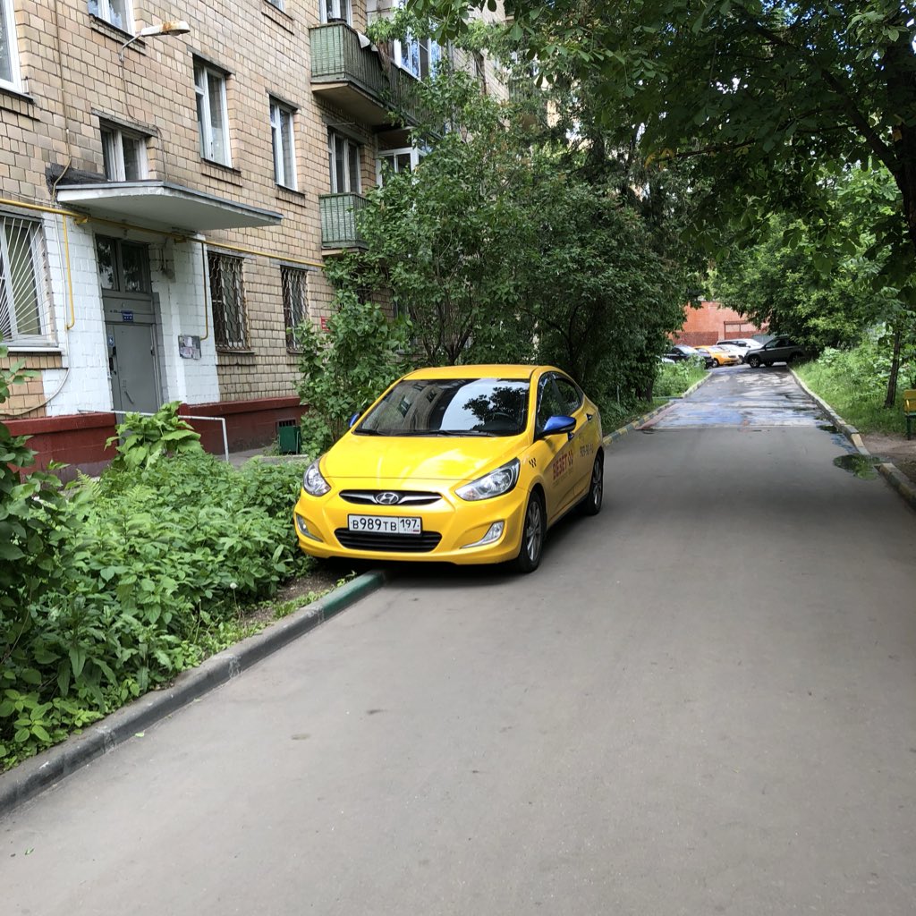 Стоянка желтых машин