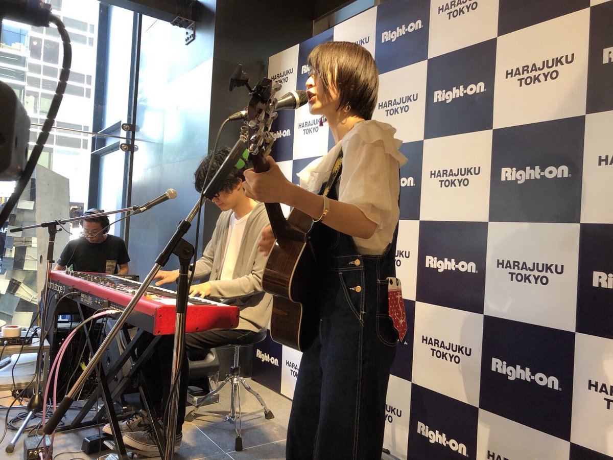 o_ba__'s tweet photo. Right-on HARAJUKU TOKYOにて「PLAY JEANS」プレミアムミニライブでした！原宿のRight-onフラッグシップ店舗で生演奏、こんな機会をいただきまして大変光栄でした。Right-onさん、HMVさん、そして観に来てくださった&amp;足を止めてくださった皆様！ありがとうございます。 https://t.co/7tDxjaFTYm
