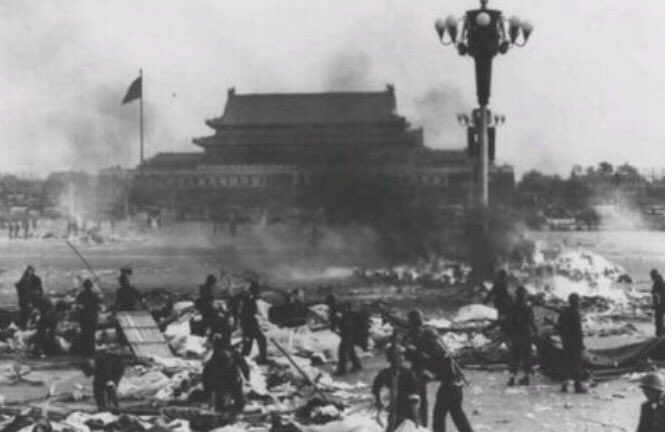 MarekHilser's tweet photo. Před 29 lety, v noci z 3. na 4. června 1989 nechal čínský režim zmasakrovat na náměstí Nebeského klidu v Pekingu tisíce vlastních studentů. Mladí Číňané zemřeli, protože si mysleli, že se s komunisty dá dohodnout. Nedá. https://t.co/bW54n3JNcO