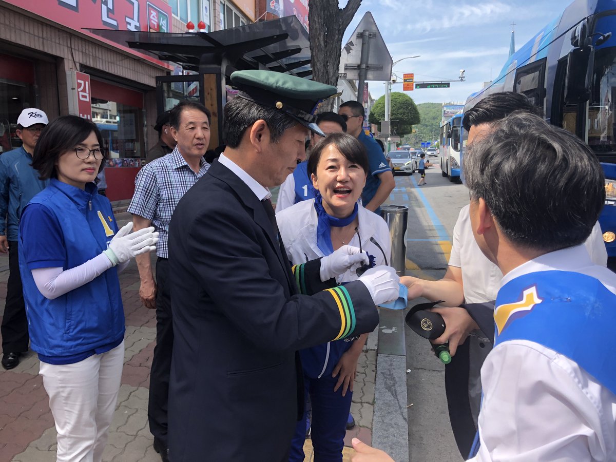 293story's tweet photo. 평화철도111단양유세 '이번 선거는 문재인 대통령을 선택하느냐, 홍준표 자유한국당 대표를 선택하느냐의 선거입니다. 문재인 대통령님과, 이시종 도지사님과, 저 이후삼과, 김광직 단양군수와, 더불어민주당 단양군의원들이 우리 단양의 지역경제를 책임질 수 있도록 기호1번 확실하게 밀어주십시오! https://t.co/47UQsJhnXC