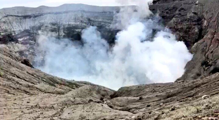 JelenaMKandic's tweet photo. Arigato gozaimasu to our dear friend &amp; great scoper Dave Greco @DaveInOsaka for broadcasting #NakadakeCrater #mrAso #Kumamoto #Japan.👍🌋🙏

Dear @PeriscopeTV cc @PeriscopeTVNews, TY for featuring fantastic scope of astonishing "force of nature" in front of our eyes.😊 https://t.co/GoV60AqVSw