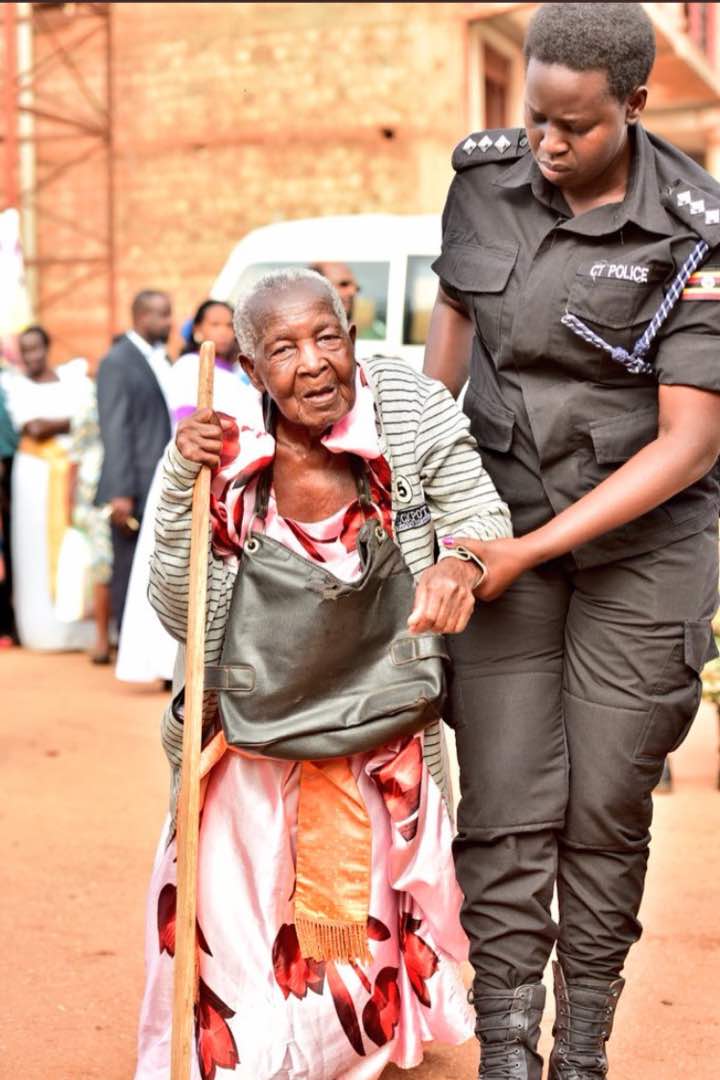 Pamankunda's tweet photo. My photo of the day!!! Thank you to whoever took it!!! @PoliceUg @OkothOchola1 @AKasingye. This is 👌👌 https://t.co/eB8q5vy7sI