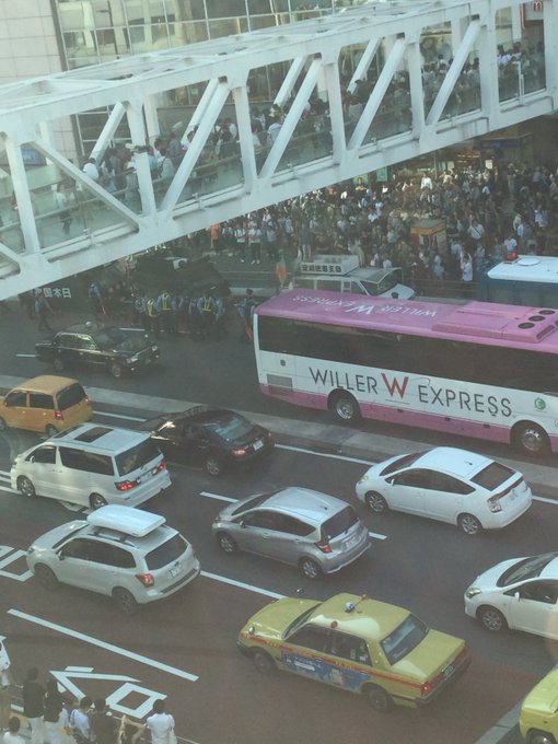 左翼vs右翼 新宿で内閣総辞職デモ隊が街宣右翼とぶつかり現地騒然 警察出動の大荒れに まとめダネ