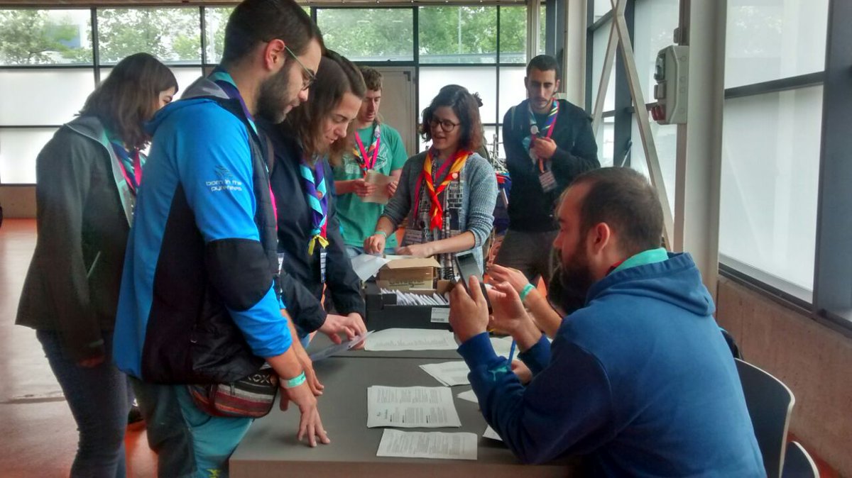 fceg_cat's tweet photo. Comencem el diumenge al #CongrésDeCaps recollint les butlletes de validació.
Ahir, equips i agrupaments van treballar les esmenes i avui decideixen quines s'incorporaran a la documentació final. 
#somdecau #conscientsdelrepte https://t.co/c2xjzpRbmy