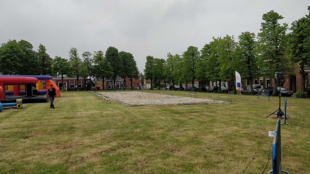 De Pannakoai stean der, it sân foar it follybaljen leit der, de draafparkoersen wurde ré makke <a href="/KomNeiWommels/">Kom nei Wommels</a>