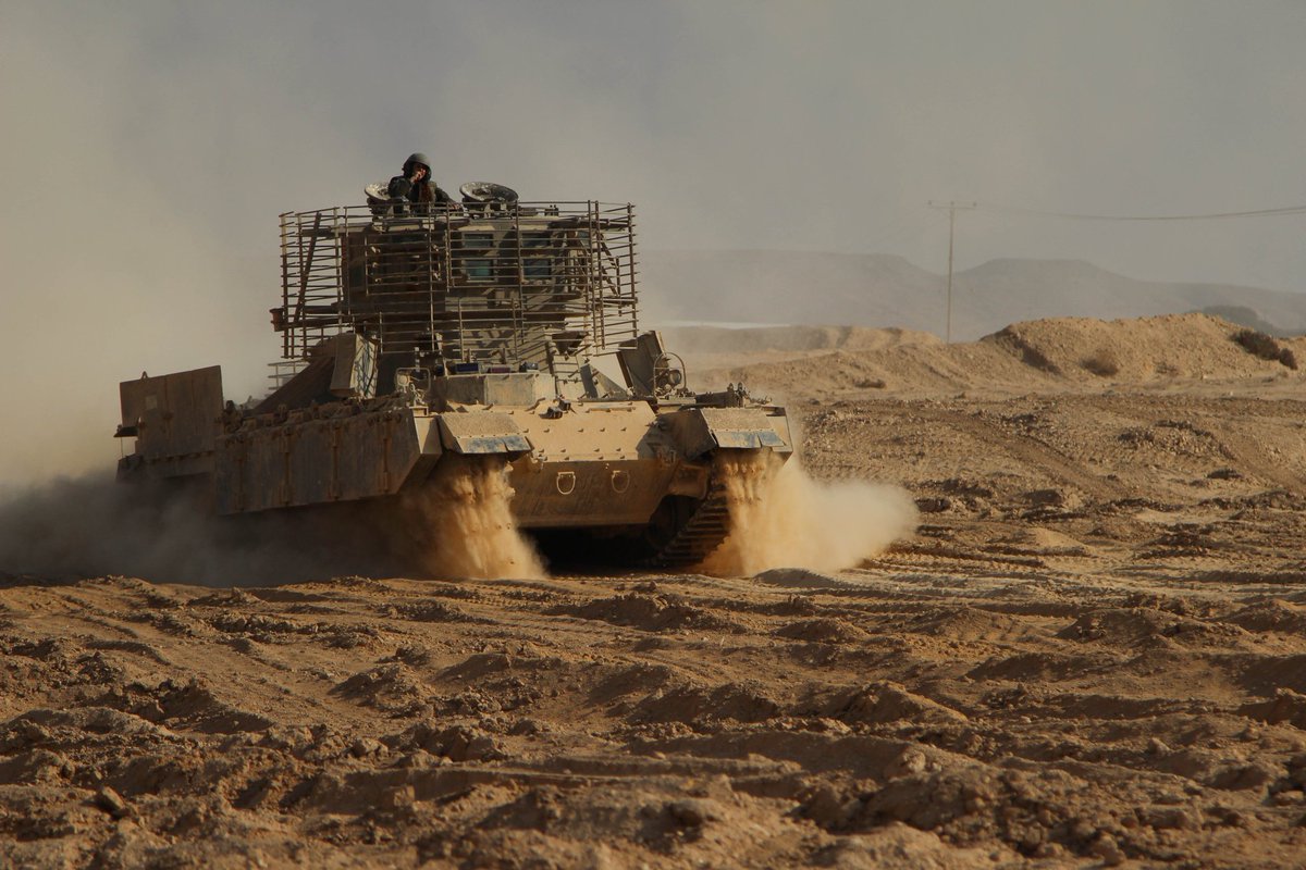 陸海空の兵器bot A Twitter ナグマホン 以 重量45t 全長7 84m イスラエルの重装甲歩兵戦闘車 ナグマショットをもとに開発され 00年代頃には 2挺ないし4挺のmag 7 62mm機関銃を装備した ドッグハウス と呼ばれる巨大な箱形の戦闘室を有するタイプも登場している 陸海空の兵器bot A Twitter ナグマホン 以 重量45t 全長7 84m イスラエルの重装甲歩兵戦闘車 ナグマショットをもとに開発され 00年代頃には 2挺ないし4挺のmag 7 62mm機関銃を装備した ドッグハウス と呼ばれる巨大な箱形の戦闘室を有するタイプも登場している