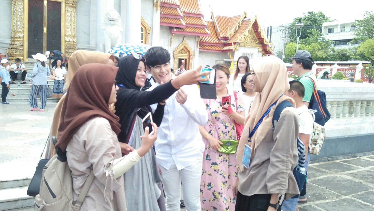 rungrawee4334g1's tweet image. เนื้อหอมไม่เบานะพี่กัสมีสาวต่างชาติรุมล้อมเยอะเลย😆😆
#HBD25thFOCUS 
#โฟกัสพลอยใส
#CusSaiFamily
📷🙏ป้าหมู