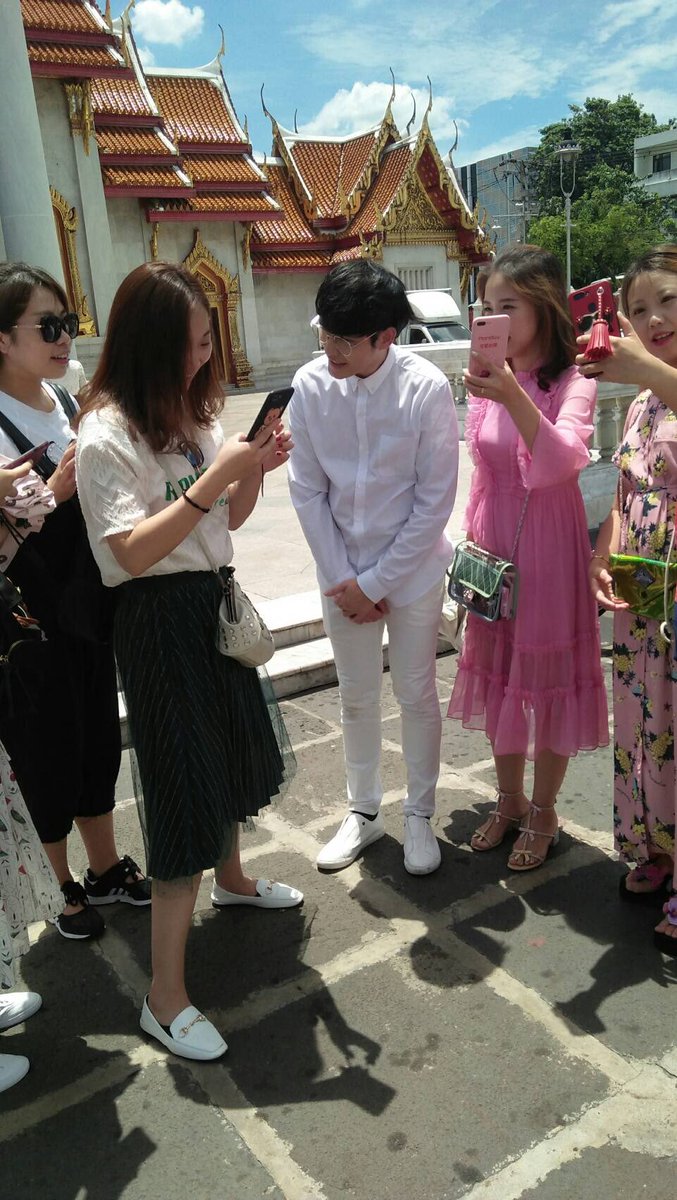 rungrawee4334g1's tweet image. เนื้อหอมไม่เบานะพี่กัสมีสาวต่างชาติรุมล้อมเยอะเลย😆😆
#HBD25thFOCUS 
#โฟกัสพลอยใส
#CusSaiFamily
📷🙏ป้าหมู