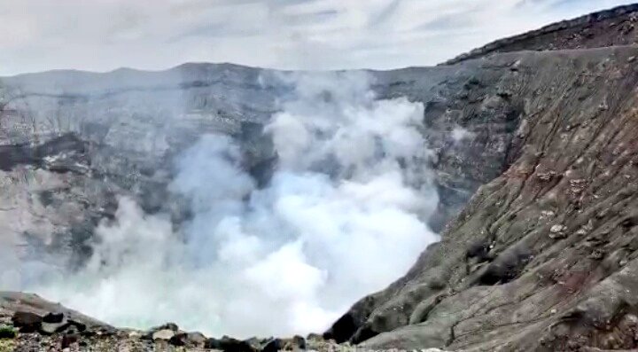 JelenaMKandic's tweet photo. This is how #kaldera looks like around the #rim of #NakadakeCrater of #mrAso nearby #Kumamoto in #Japan.🌋

Arigato to our friend Dave @DaveInOsaka for conquering the elevation of 1500m for us and briadcasting this mesmerizing beauty via #Periscope. https://t.co/0Fnp9U4OB7