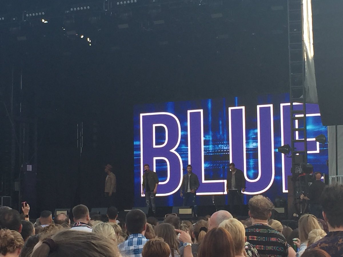 Amandalouise89's tweet photo. Had THE best time seeing @officialblue and @OfficialSteps with my fav girls! #glitterfaces #takesmebacktobeing10 https://t.co/ysWNoY9ybE