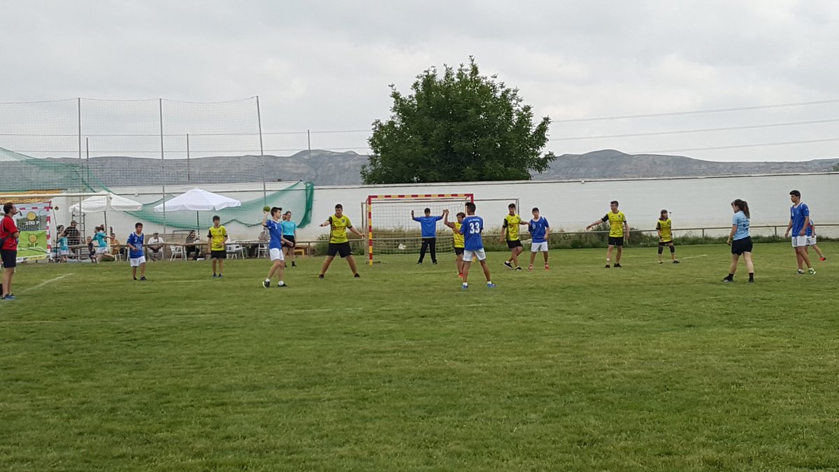 Primeros partidos de nuestro III TORNEO ARAGONÉS DE BALONMANO HIERBA @FARBM_COM @CtaAragon @RFEBalonmano @cdmaristaszgz @BmCasetas @dominicosbm #BmUtebo 💪🤾‍♀️🤾‍♂️😊👌