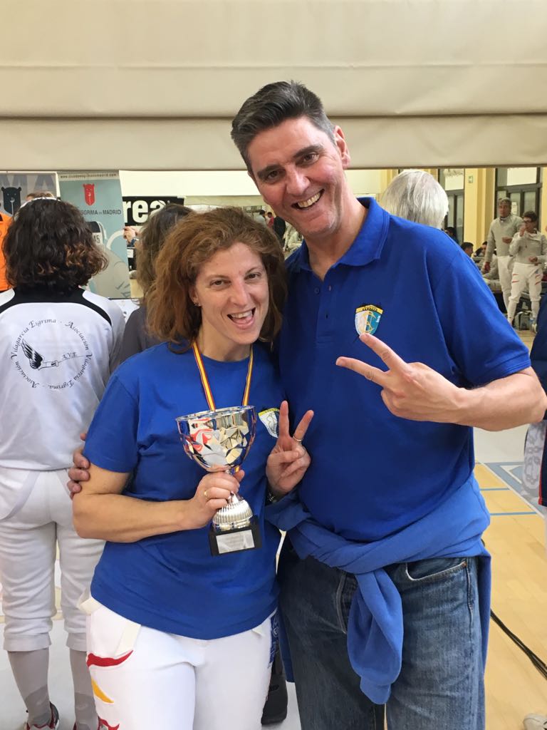 Lovesgrima's tweet photo. Grandes resultados SAEM en el CTO DE ESPAÑA DE VETERANOS 2018!!!
DOS MEDALLAS DE ORO, UNA DE BRONCE Y UNA FINAL DE OCHO
IMPRESIONANTE CRISTINA DE VARGAS GANANDO DOS OROS INDIVIDUALES. Y @eezama
BRONCE.
ENHORABUENA CRIS-CRACK , EZ y AGUS EN FINAL DE 8!!
#GoSAEM https://t.co/NJbFw6cA7Z