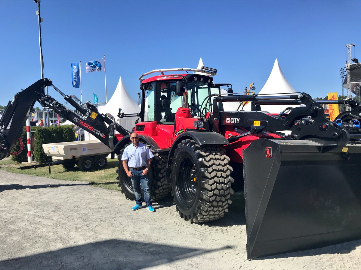 Where do you even start with <a href="/Huddig/">Huddig</a> !! Out on there own, simply incredible innovation and quality. 
Man basket to hydraulic snowblower under a Tiltrotator! Just showing off, and why not!👌😎😍