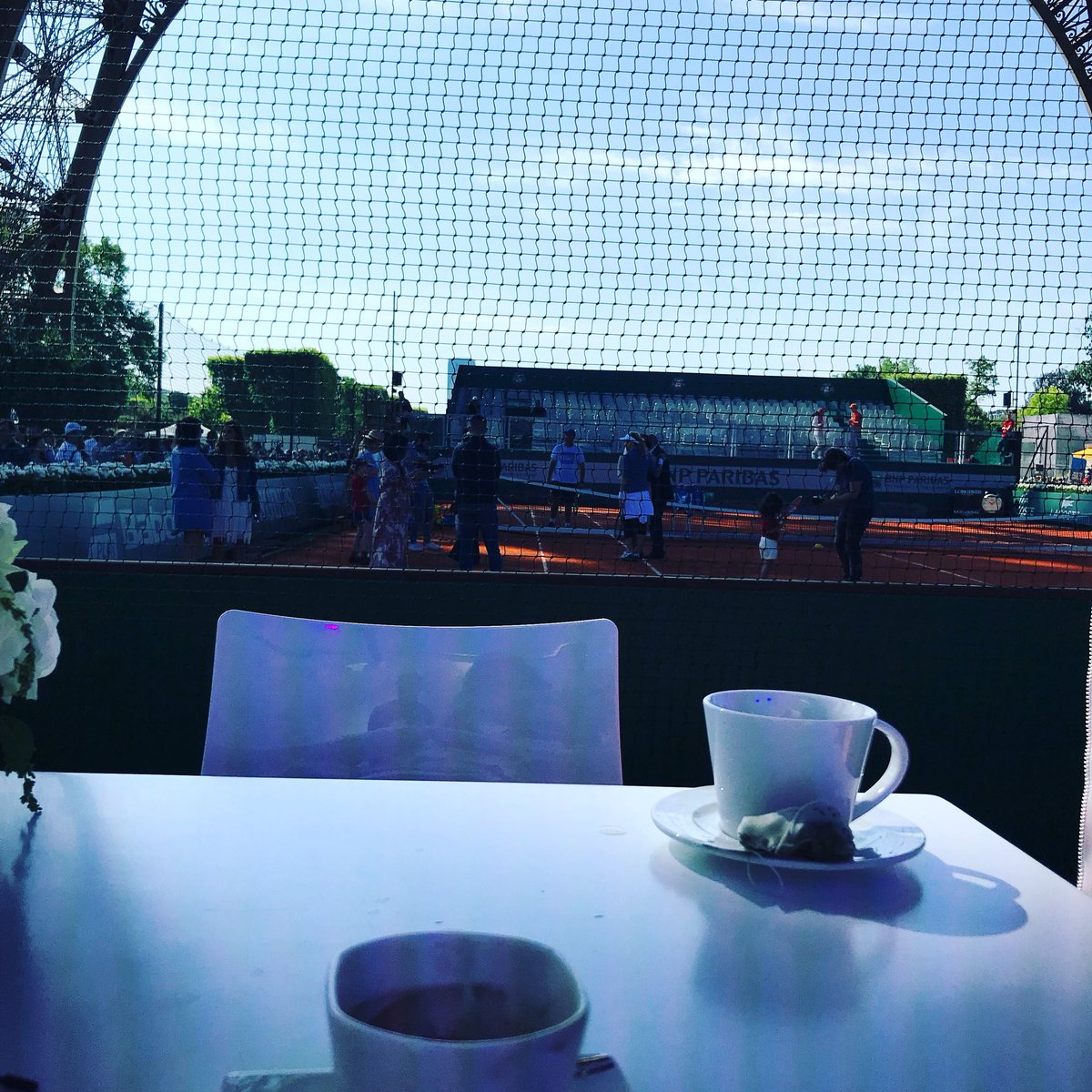 AnthonyBenaim's tweet photo. Café sous la Tour... #toureiffel #paris https://t.co/hfbFmdtIbG