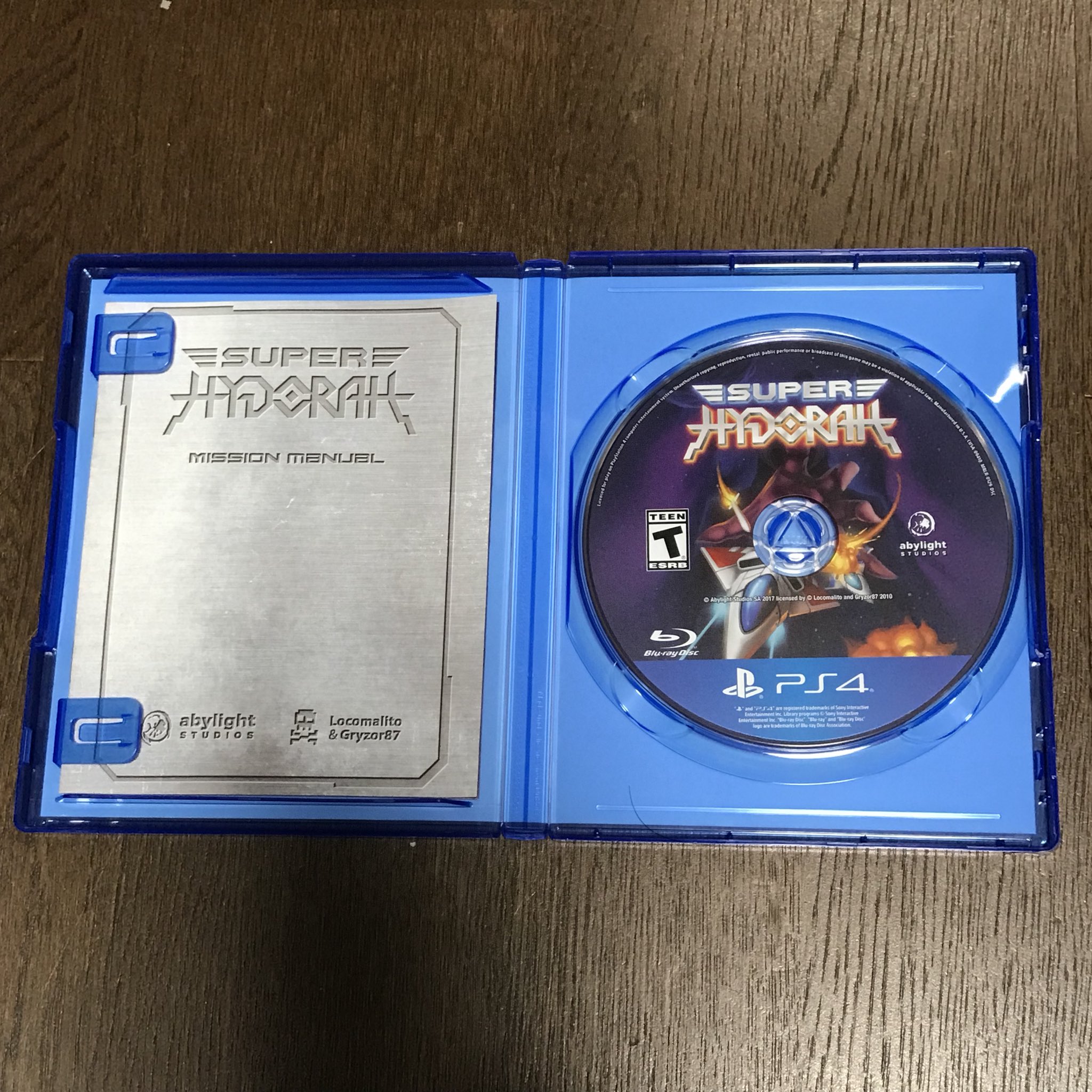 Nam 5 そういえばスーパーハイドーラの限定版が届いてました Snes風パッケージが良い感じです ソフトはps4用なんですけどね 中身はサントラやポスターが入っていて豪華 説明書を省く風潮の中 ちゃんとした説明書が付いているのも嬉しい 試しにsnes棚に