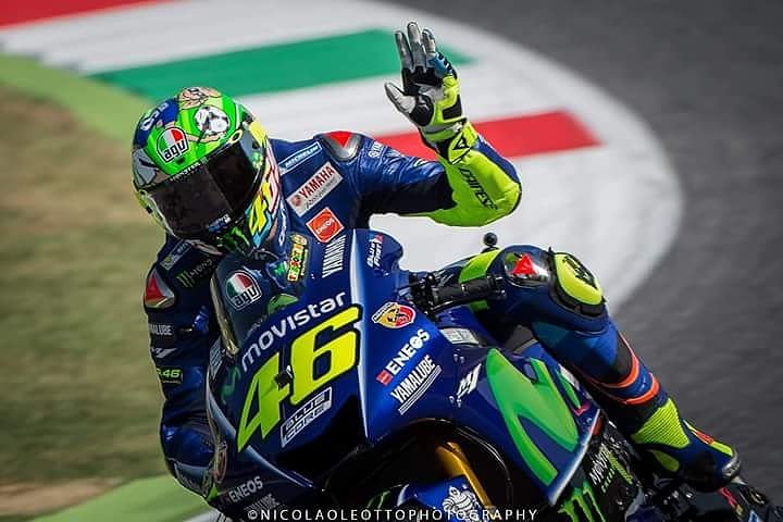 RossiAward_ES's tweet photo. Hace diez años lo llamaron el maestro de Mugello después de ganar siete Gran Premios consecutivos en las colinas de la Toscana. Ahora, cada año, miles de amantes de MotoGP viajan a este legendario circuito.
📸: Nicola Oleotto @n8sportphotographer https://t.co/v9clO4rApN