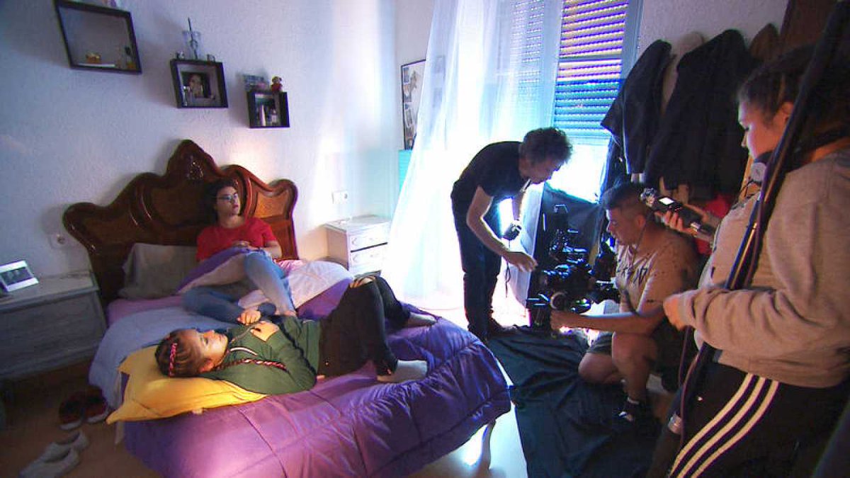 rtve's tweet photo. 📽 #Crónicas nos cuenta la labor de la ‘Casa Escuela Santiago Uno’, en la que un grupo de adolescentes en riesgo de exclusión ruedan sus vivencias para reconstruir su vida. #CRsantiago, mañana por la noche en @la2_tve https://t.co/3e3816cIBw https://t.co/LFwuznVhMP