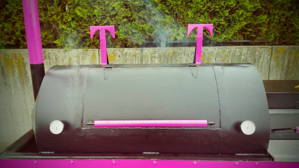 Wij begonnen niet op een zolderkamer, maar met een barbecue op een parkeerterrein. Inmiddels hebben we van alles connected. Watermeters, rolluiken, parkeersensoren, koffie en een alpaca. Nu nog een barbecue... :-)
#IoT #TMobileNL #barbecue #bbq #zomer