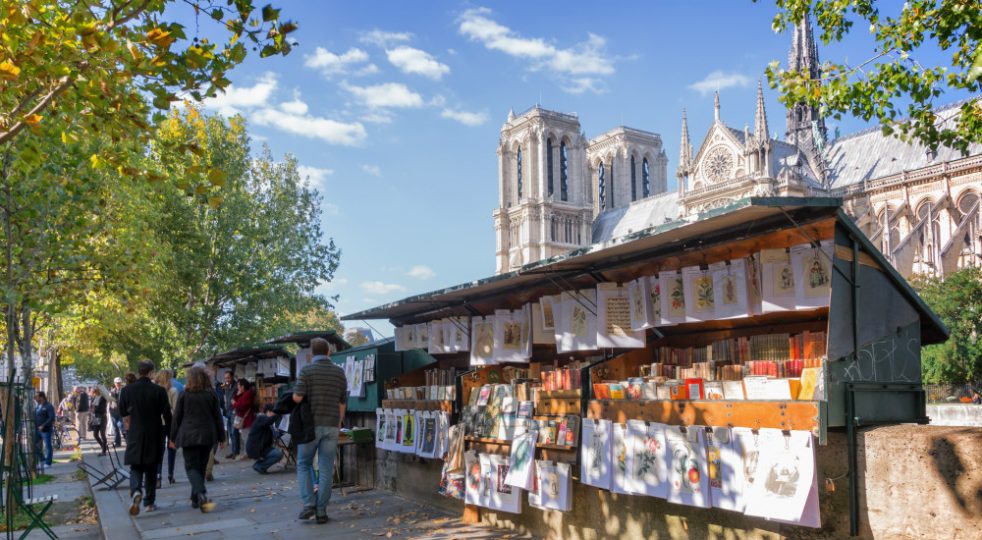 illibraio's tweet photo. A #Parigi, lungo la Senna, si trovano le Bouquinistes: bancarelle di #libri usati e antichi che fanno parte della città dal XVI secolo e che ora sono patrimonio dell'#Unesco. La storia: https://t.co/SKZYOuEcNA ❤️ https://t.co/liiWt7sOTh