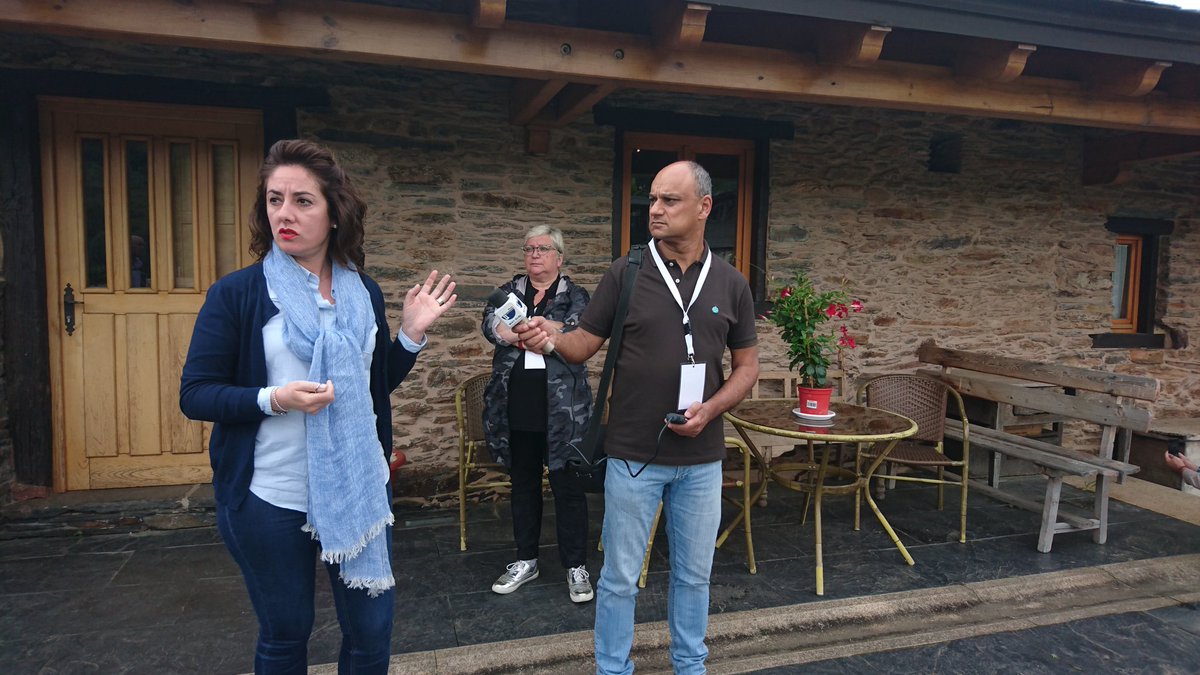 SValdeorras's tweet photo. Marta de @AdegaACoroa explicando a historia da adega. @albertromaortiz, @ana_zapatillas, Luís Mendonça de @UFMVilaReal,  @alquimiadostachos https://t.co/prFhZ22nyi