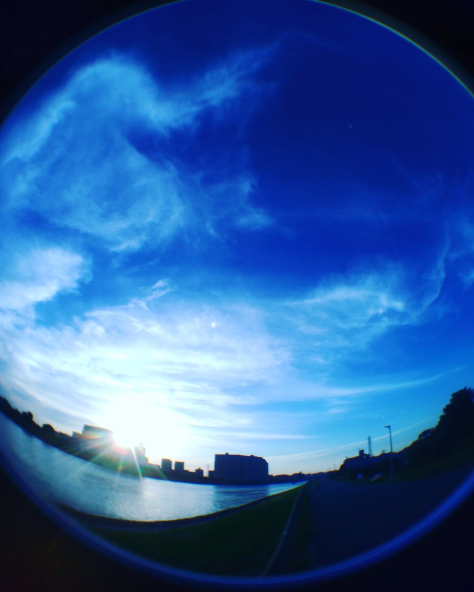 tokiiro421's tweet photo. 夏……ソラ……風
川面に感じて。
景色を切り取って贈ります。
#イマソラ
#いまそら
#魚眼レンズ
#fishlens
#中川 https://t.co/DQ1TmTilTo