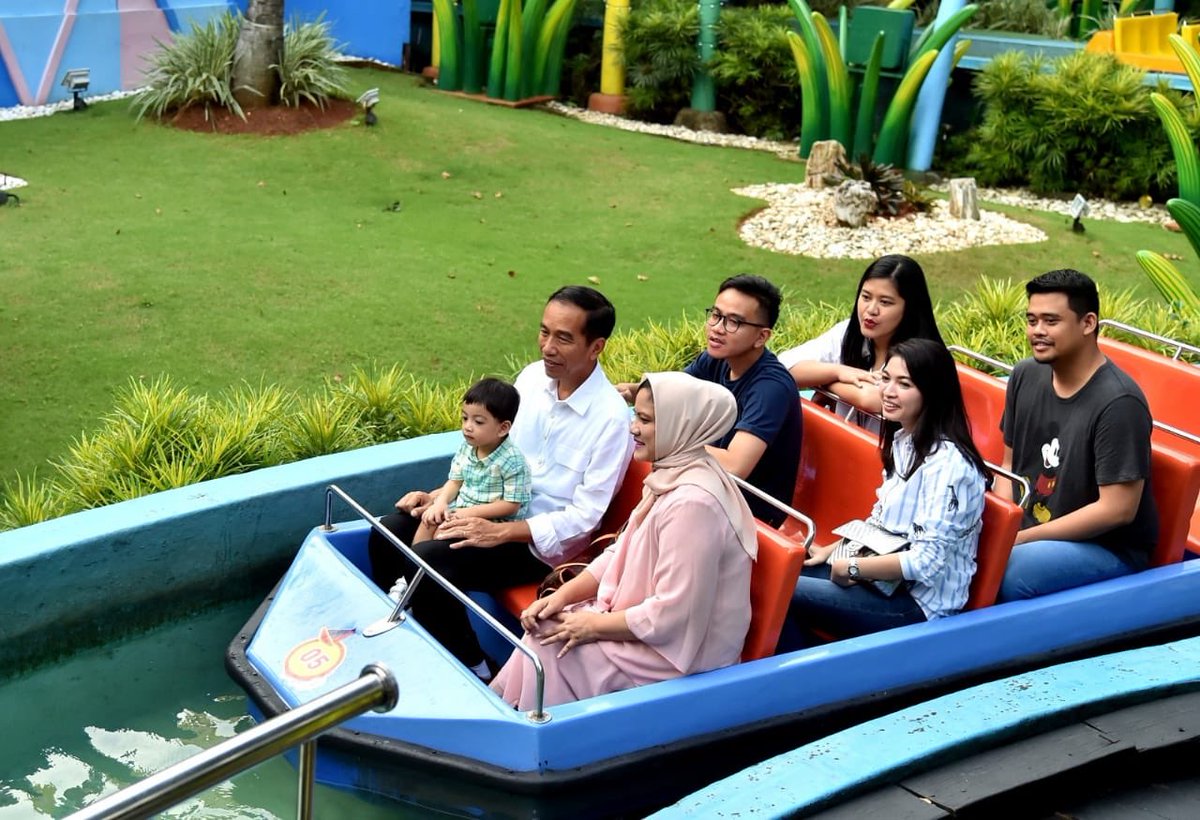 Walau difitnah dan dibully tiada henti, tapi Jokowi tetap bahagia dengan keluarganya. Jokowi dengan gagah bawa bahagia bersama keluarga yang gak neko-neko ulahnya.