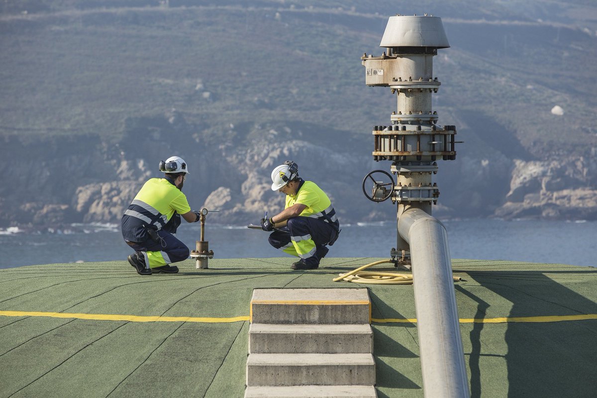 ferrovial_es's tweet photo. Nuestro equipo tiene la suerte de disfrutar de una de las vistas más impresionantes del océano Atlántico desde la planta de tratamiento de agua Edar Bens, en A Coruña #FotoDeLaSemana https://t.co/9Kd50VYHQT