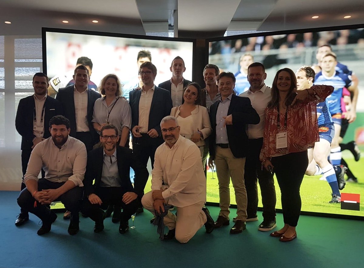 FFSportU's tweet photo. Des recrues de poids pour la Team orga du #SGSevens! Merci et bravo @Paramourdurugby, tout était parfait! 👍🏉👏 #SoirdeFinale #TeamSpirit #MHRCO https://t.co/Q35YLi55UW