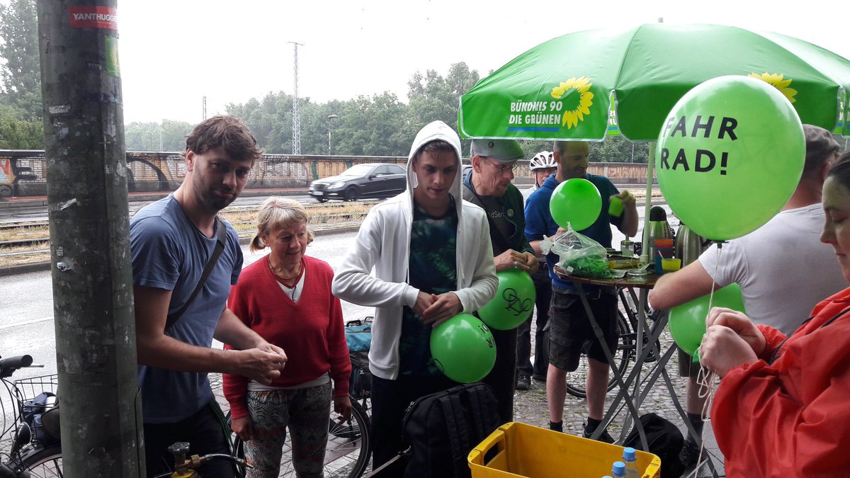 #Fahrradsternfahrt18 begrünen mit @StefanGelbhaar. Gleich geht's los. #Pankow #PrenzlauerBerg