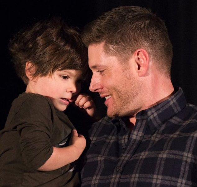 demon_heart_spn's tweet photo. Uncle Jensen..sooooo cuuuuute #JensenAckles #UncleJensen #J2 #JaredPadalecki #Cuties (cred4pics) https://t.co/J034UhGJo1