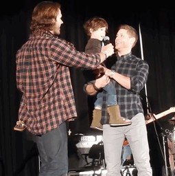 demon_heart_spn's tweet photo. Uncle Jensen..sooooo cuuuuute #JensenAckles #UncleJensen #J2 #JaredPadalecki #Cuties (cred4pics) https://t.co/J034UhGJo1