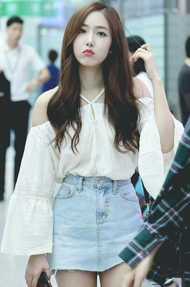 Розэ blackpink стиль. Одежда айдолов девушек. Наен твайс 2022. Дженни платье блэк пинк. Твайс аэропортный стиль.