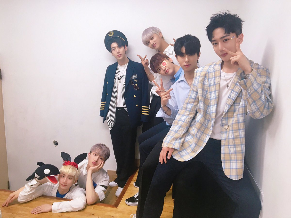 Official_SKYE_'s tweet photo. [#스페셜_인투잇] 오늘 팬사인회 및 포토타임(?)📸😘에 함께 해주신 인투유 여러분께 감사의 박수!👏🏻 그리고 진행에 수고한 MC 인투잇도 박수!!👏🏻
오늘도 즐거운 시간 만들어주셔서 고마워요!💕 인투유ヾ(｡>﹏<｡)ﾉﾞ✧*。

#IN2IT #IN2U https://t.co/1daCl1UASn