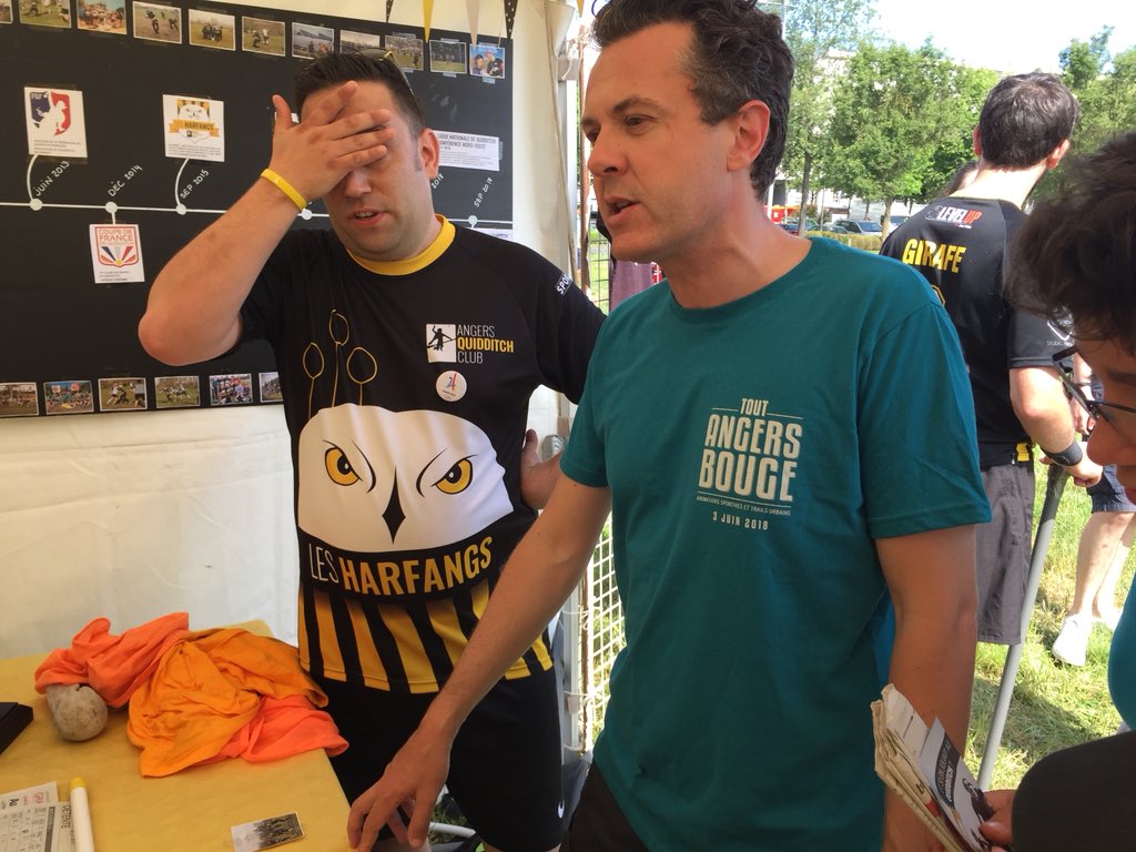 ChristopheBechu's tweet photo. La fête du sport à #Angers c’est aujourd’hui avec #ToutAngersBouge 6000 coureurs, 5 trails, la #DuckRace, une course de serveuses et de garçons de café, une centaine de clubs et associations dans le village... et des milliers Angevins au rendez-vous ! #SportAngers @rosanjou https://t.co/fgsZuxtfnT