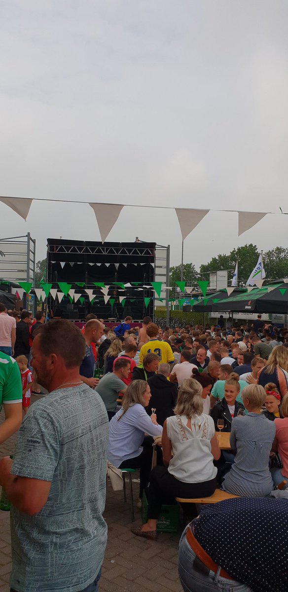 Weteringtoer's tweet photo. De organisatie wil de deelnemende teams, scheidsrechters, vrijwilligers  en sponsoren ontzettend bedanken voor hun inzet en hulp. Dankzij jullie kunnen we zeggen dat Het Weteringtoernooi het gezelligste toernooi van Nederland is!! https://t.co/MNdMnpobr0