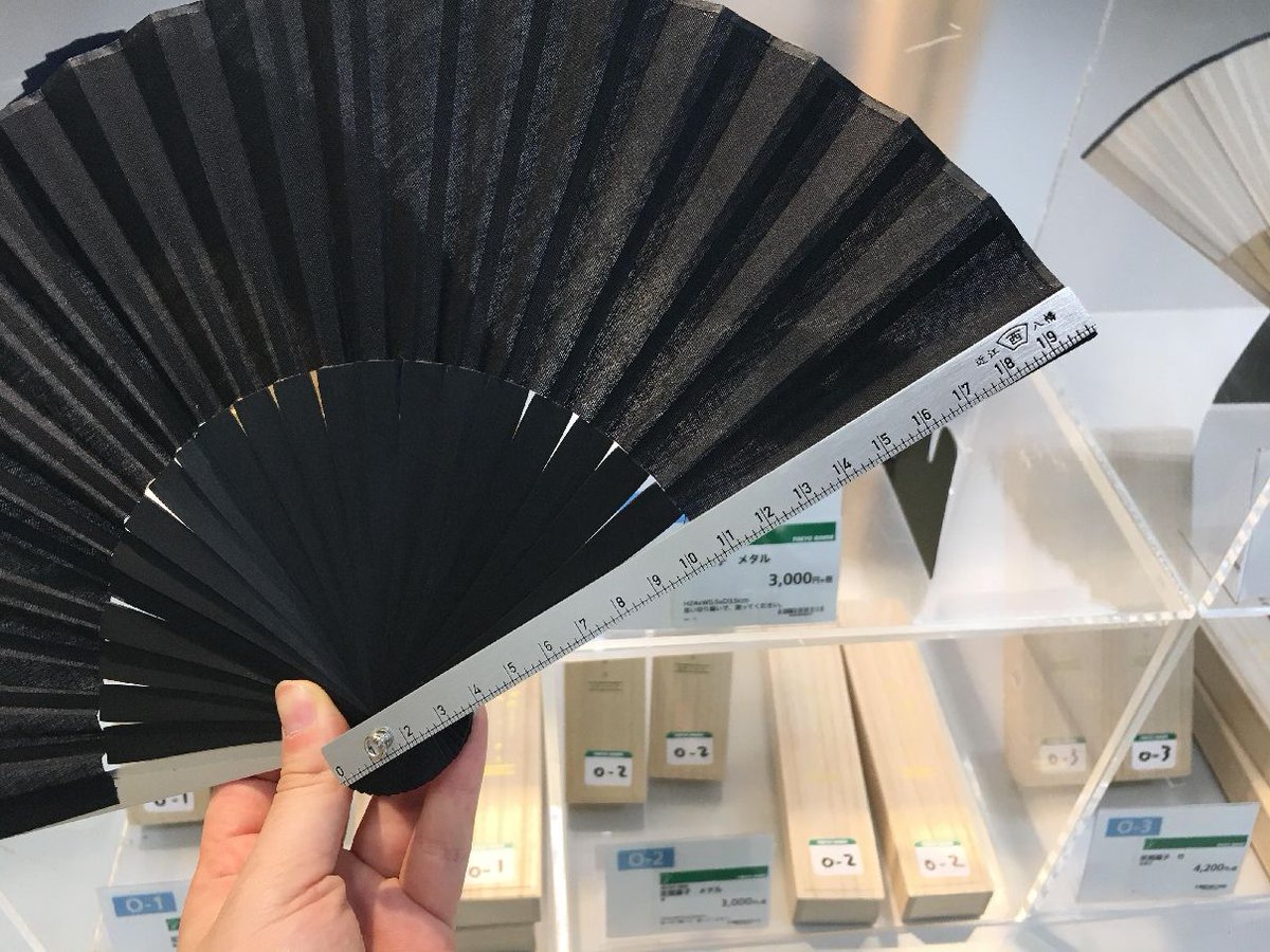 東急ハンズ新宿店 仰ぐ と 測る 再入荷 閉じると定規になる 定規扇子 竹 4 0円 税 再入荷致しました 今年から入ったメタル定規もございます 携帯に便利な扇子袋と 桐箱付き 海外へのお土産や父の日のプレゼントにもオススメです 7 東急ハンズ新宿店 仰ぐ と 測る 再入荷 閉じると定規になる 定規扇子 竹 4 0円 税 再入荷致しました 今年から入ったメタル定規もございます 携帯に便利な扇子袋と 桐箱付き 海外へのお土産や父の日のプレゼントにもオススメです 7