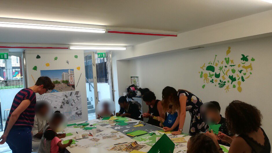 Au <a href="/CentreTignousAC/">Centre Tignous d'Art Contemporain</a> ces enfants de #Montreuil avec les équipes de la ville et le collectif #SurfaceTotale ont donné les 1er coups de ✂️pour une intervention artistique dans le cadre de #laplaceestanous - épisode 2- cet été à la #CroixdeChav’. De belles surprises à venir...