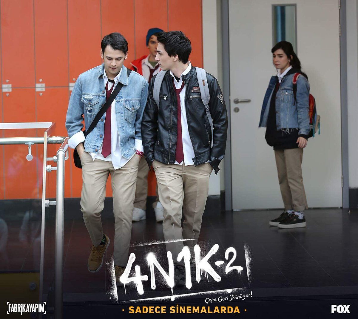 Yaprak’ı görünce selam vermeden uzaklaşan Gökhan ve Sinan, ona neden bu kadar kızgınlar? 😔 #4N1K2 <a href="/Fabrikayapim/">Fabrika Yapım</a> @FOXTurkiye