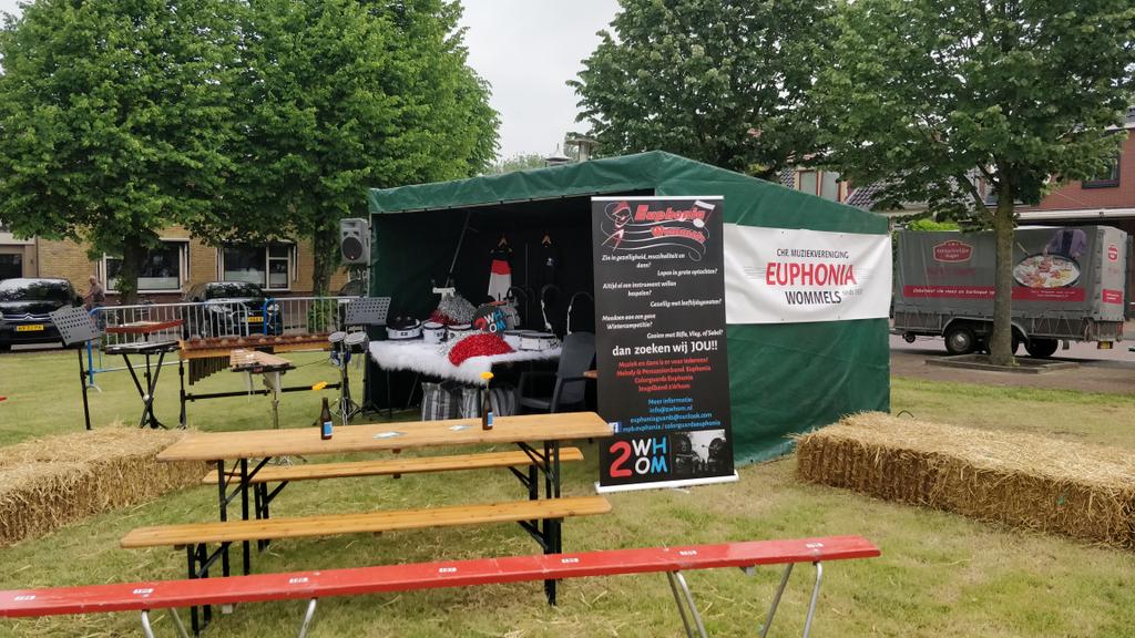 <a href="/EuphoniaWommels/">Euphonia Wommels</a> presintearret himsels <a href="/KomNeiWommels/">Kom nei Wommels</a>.