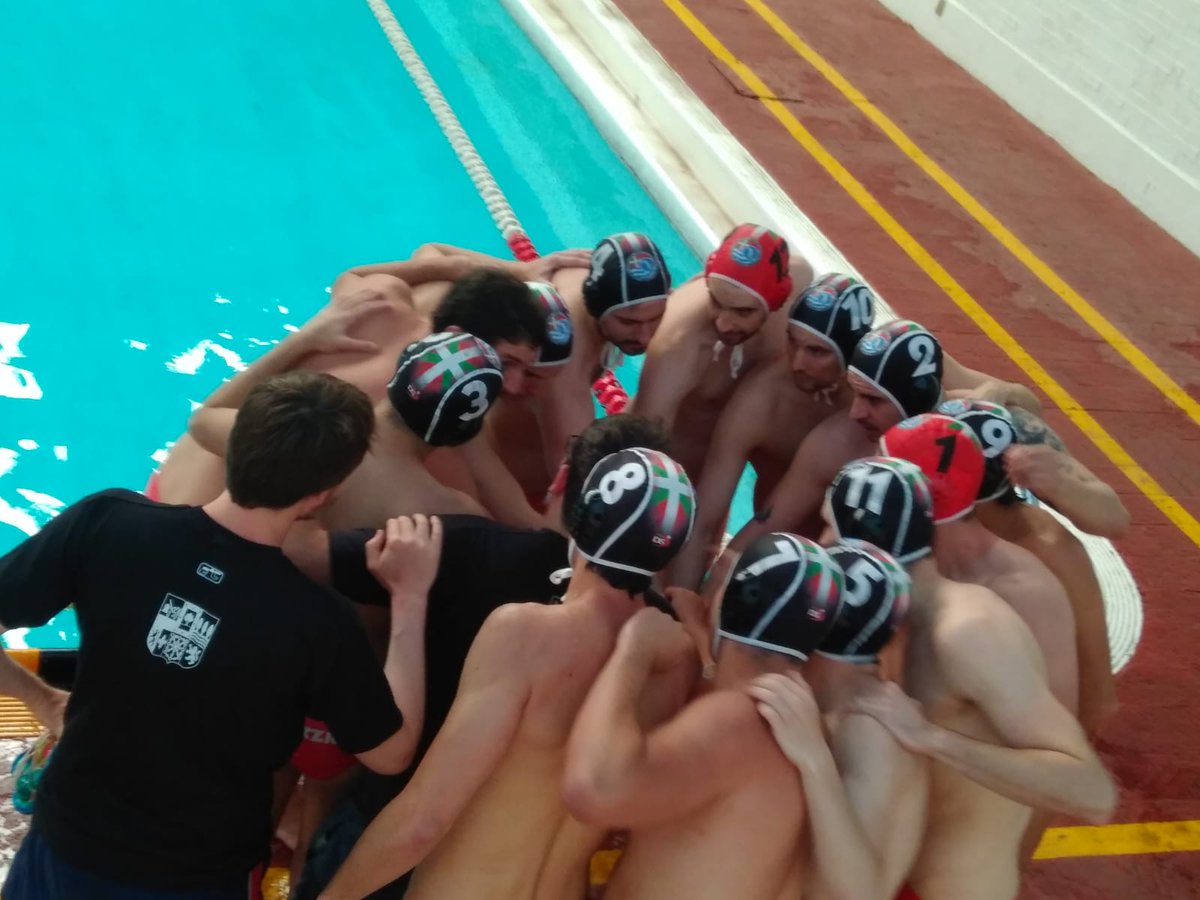 Ganamos a <a href="/unampumas/">UNAM Pumas</a> y <a href="/WPMX13/">WPMX</a> ganó 12-11 a #PuertoRico Con esos resultados la cosa queda así:
 
10:30 h. UNAM - México (3er-4° lugar)
11:40 h. Puerto Rico - Euskal Herría (FINAL)
Una vez más jugaremos una nueva FINAL en un Torneo Internacional.
#EQUIPO #GranPrixWaterpoloCDMX