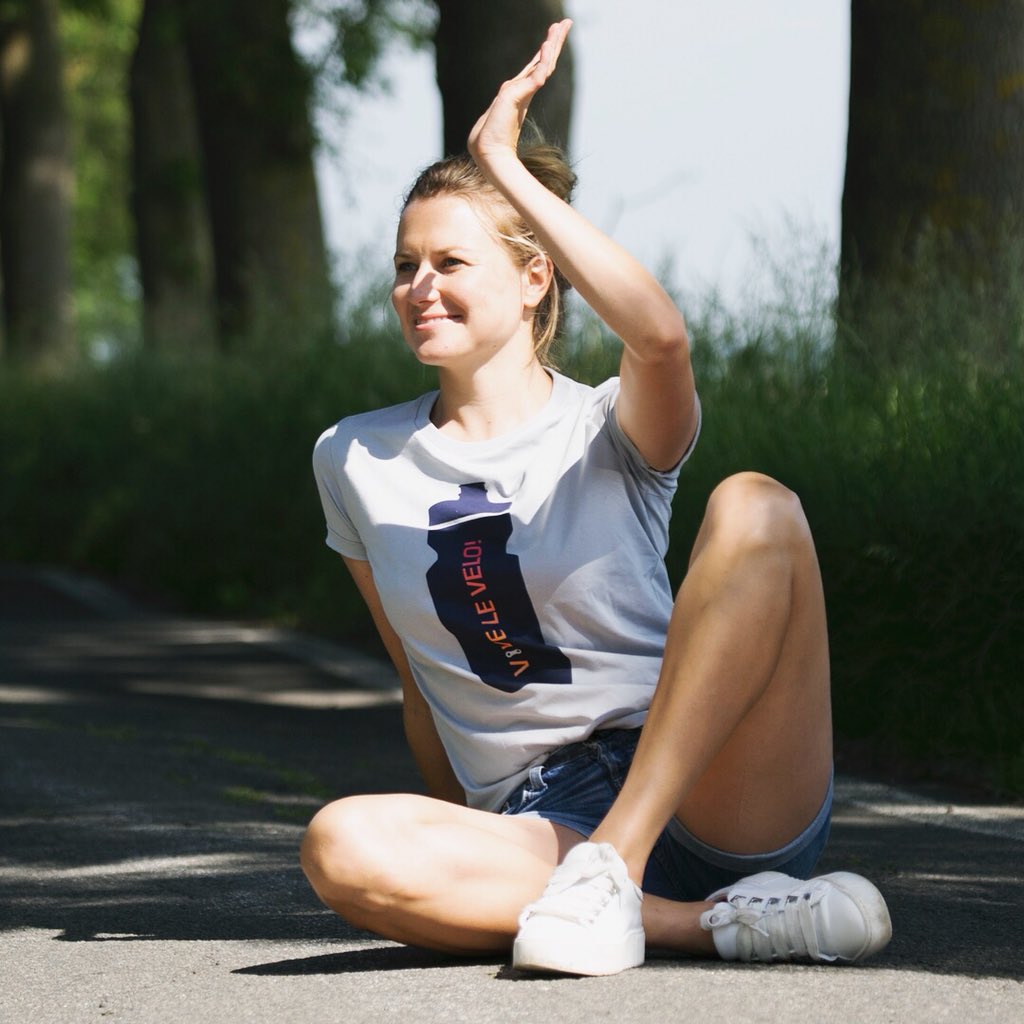 SNEAK PREVIEW Binnenkort zijn de nieuwe Vive le Vélo! T-shirts (4 verschillende kleuren en prints) tvv Kom Op Tegen Kanker beschikbaar. En voor het eerst ook in vrouwenmodellen verkrijgbaar. SOON MORE #KOTK #de1000km #vivelevelo <a href="/sporza/">sporza</a> @een @KOTKanker @1000kmKOTK