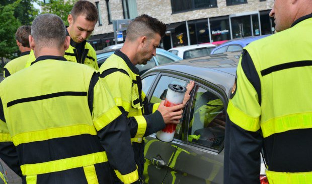 Brandweer bevrijdt peuter uit geparkeerde auto Dr. Struyckenstraat - internetbode.nl/regio/breda/26…