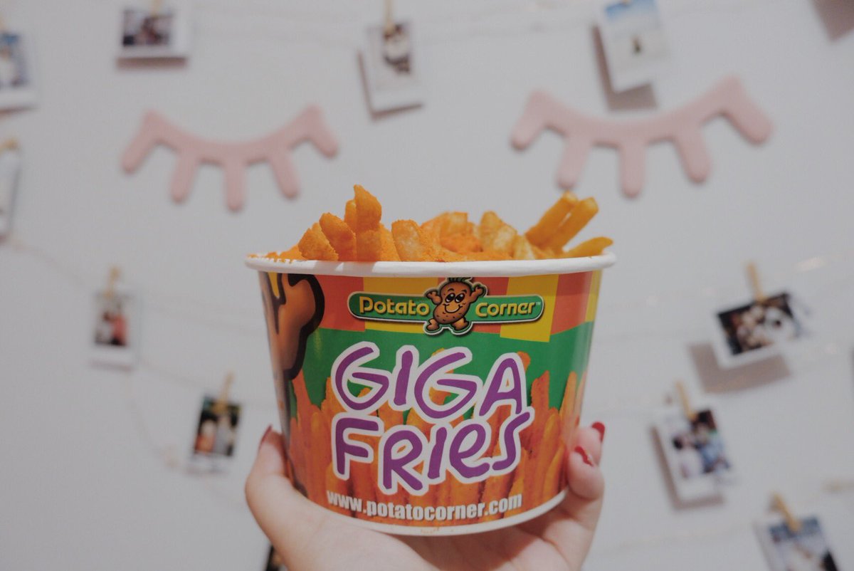 charmainedizon's tweet photo. soโI claimed my free GIGA fries for the week. Happy weekend, indeed. ๐ Thanks to my happy pill, @potatocornerph! #1YearFreeFries #PCGoldCard ๐ https://t.co/kzW9GwCmBr