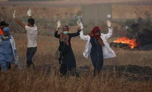 jennineak's tweet image. I haven’t stopped thinking about this the last few days. I think I ran out of words a long time ago. This is moments before Razan Al Najjar, a 21-year-old volunteer paramedic, was shot and killed by an Israeli sniper in Gaza. Arms up as they moved in to treat injured protesters.