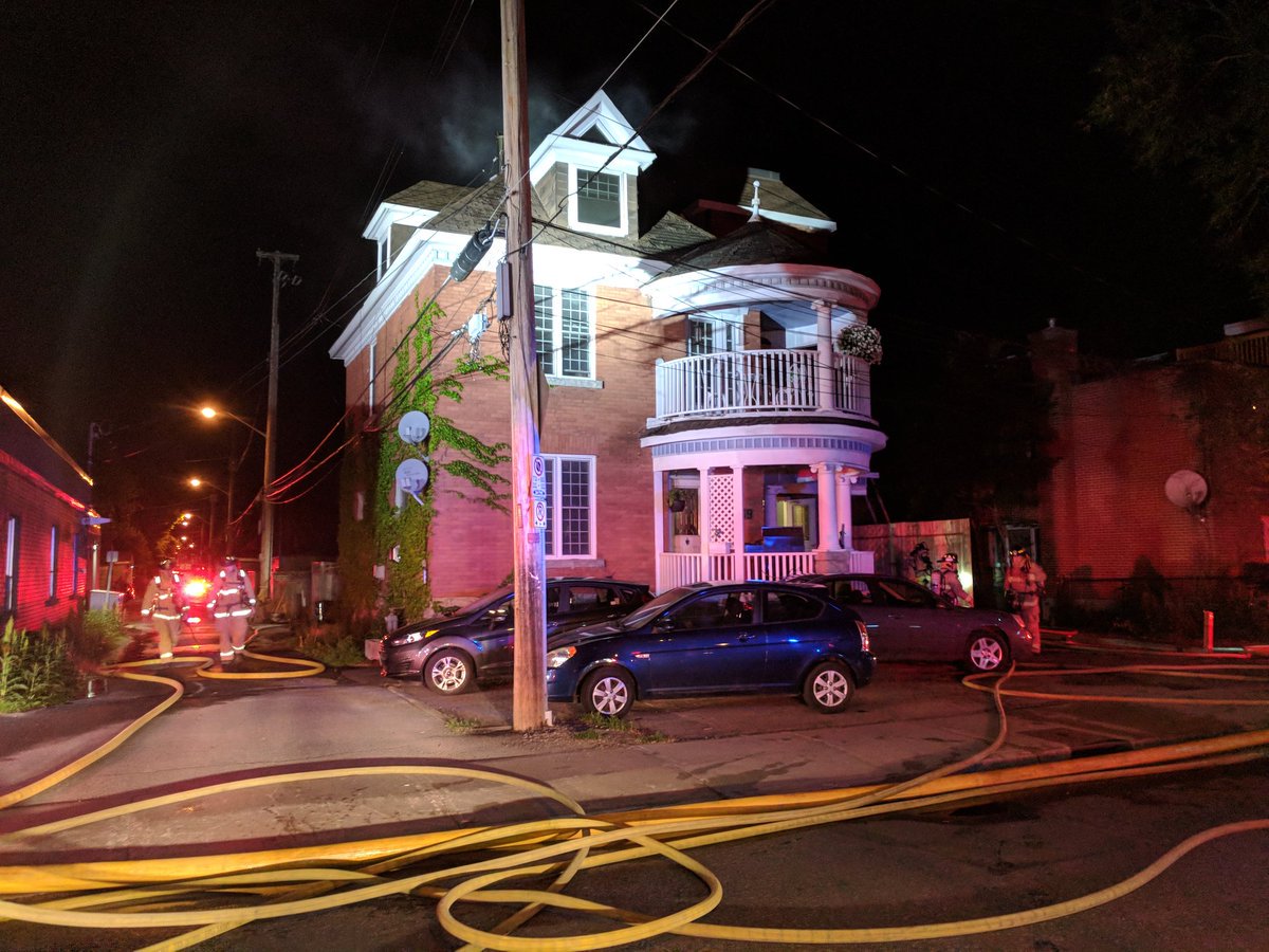 Firefighters tackle two-alarm house fire on Gladstone. #ottnews  ottawamatters.com/local-news/fir… https://t.co/AqKlfynHcV